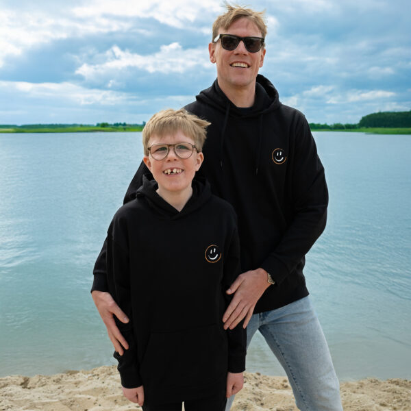 Smile2Support Black Hoodie - Kids - Afbeelding 2